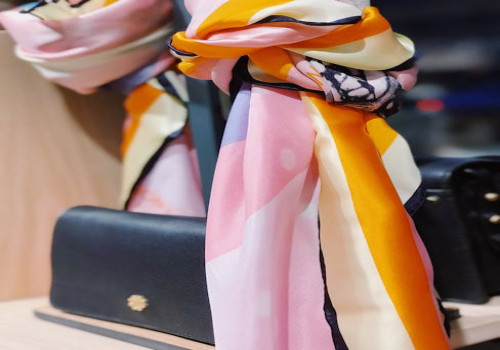 Waarom dragen Fransen vaak een sjaaltje? De betekenis achter Franse fashion