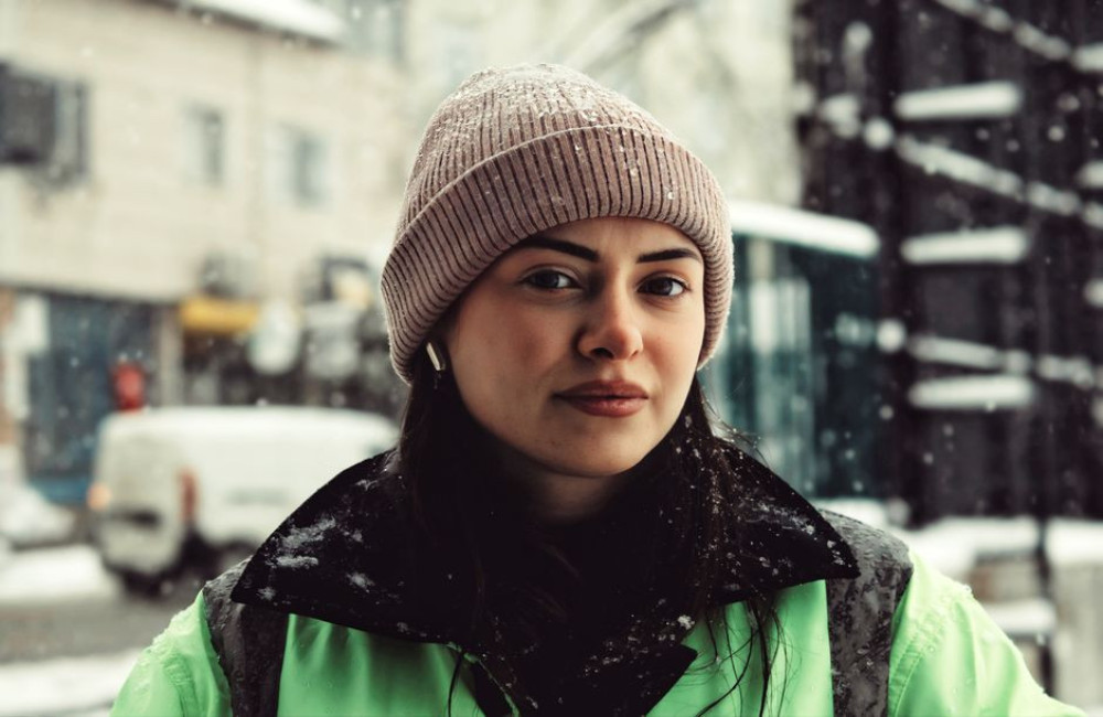 Welke kleur muts draag je bij een groene wollen jas in de winter van 2026
