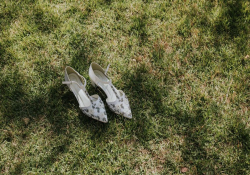 Welke schoenen draag je naar een buitenbruiloft op het gras zonder weg te zakken