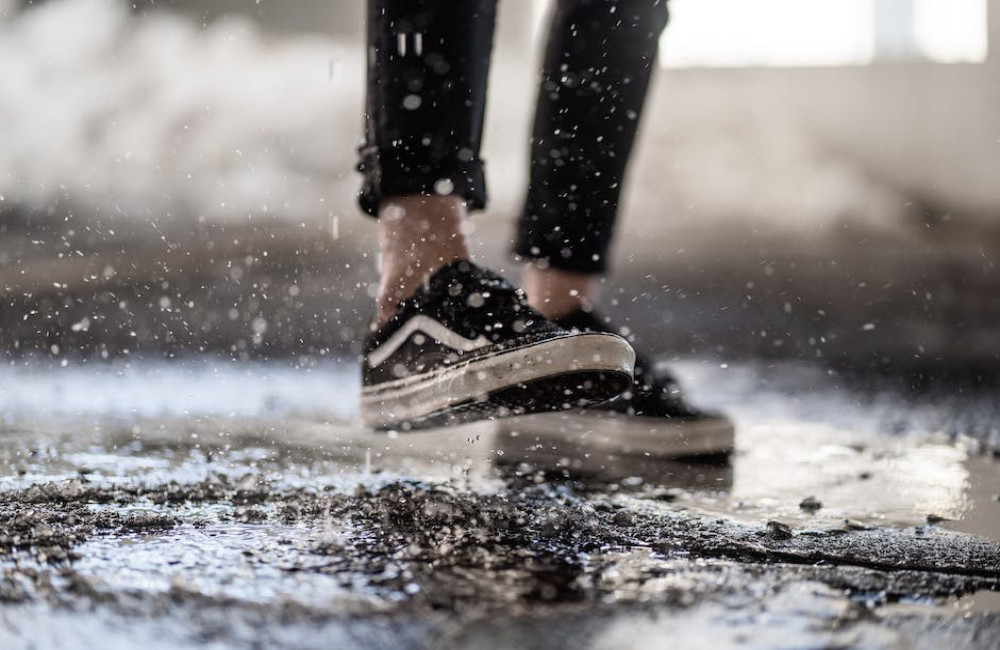 Natte schoenen? Zo kun je jouw schoenen gemakkelijk drogen