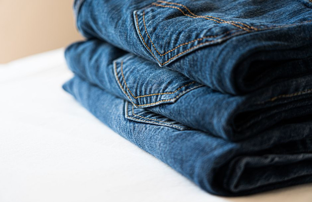 Hoe vaak was je een donkerblauwe jeans en op hoeveel graden zodat de kleur blijft