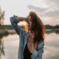 Hoe voorkom je pluizend haar bij hoge luchtvochtigheid op een festival