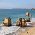 Praia da Rocha: het brede strand van Portimão, de rotsen en wanneer je het beste gaat