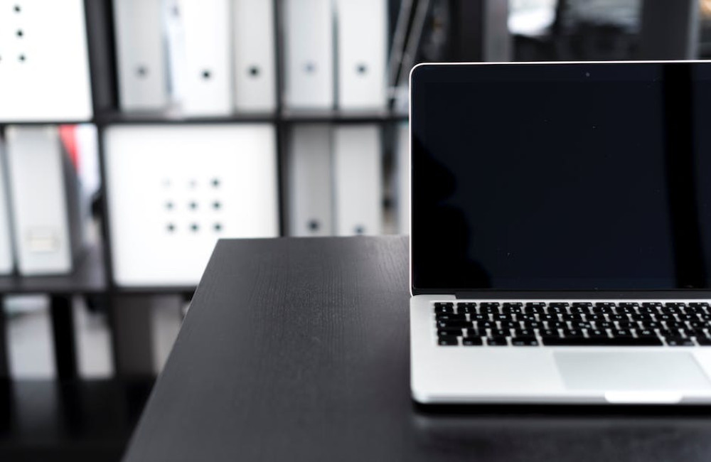Bureaus en bureaustoelen kiezen voor jouw kantoorruimte? De kunst van ergonomie en stijl